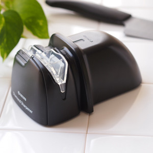 〖代購〗京瓷 電動磨刀 包丁研ぎ器 研ぎ機 砥石 京セラ kyocera 電動ダイヤモンドシャープナー DS-38【セラミック包丁/セラミックナイフ/ステンレス/鋼/チタン対応】【送料無料】【お勧め品】【SS2206】｜良品百科　楽天市場店