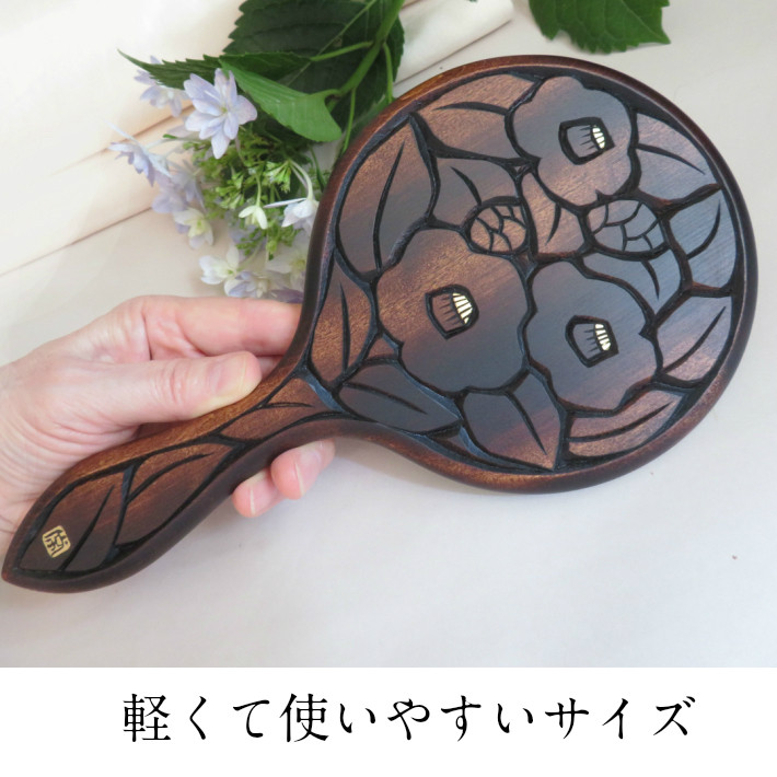 日本師傅人手雕製 送禮自用皆宜手鏡 ハンドミラー 木  漆塗り 鎌倉彫 ギフト 椿 ツバキ 贈り物 プレゼント 誕生日 記念日 敬老の日 母の日 結婚 成人式 新築 還暦 古希 喜寿金婚式 銀婚式 日本製 伝統工芸品
